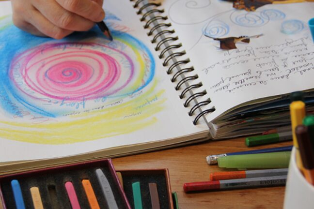 ¿Sientes ansiedad? Prueba este sencillo y poderoso ejercicio de arteterapia que puedes hacer en casa con 3 materiales básicos. Calma tu mente ahora.